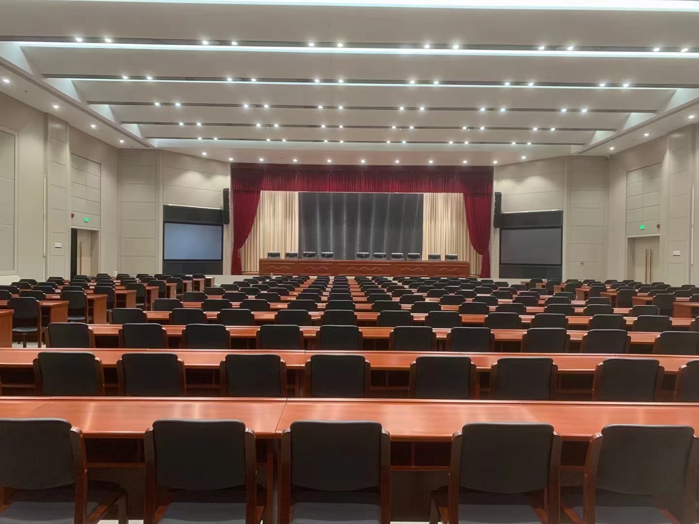 济南某中学报告厅音响工程安装案例